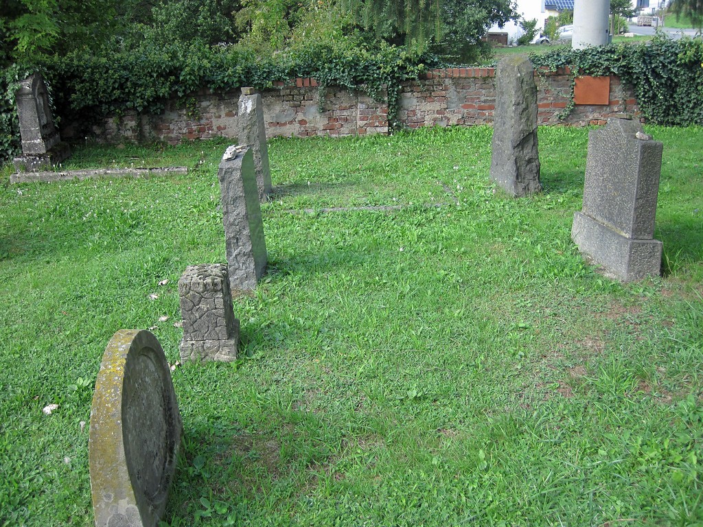 Jüdischer Friedhof Nispelter Kehr in Bullay, Blick auf einzelne Grabsteine (2015)