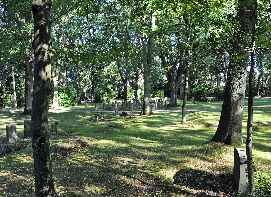 Blick über das Gräberfeld des neuen jüdischen Friedhofs auf dem Waldfriedhof in Duisburg (2016).