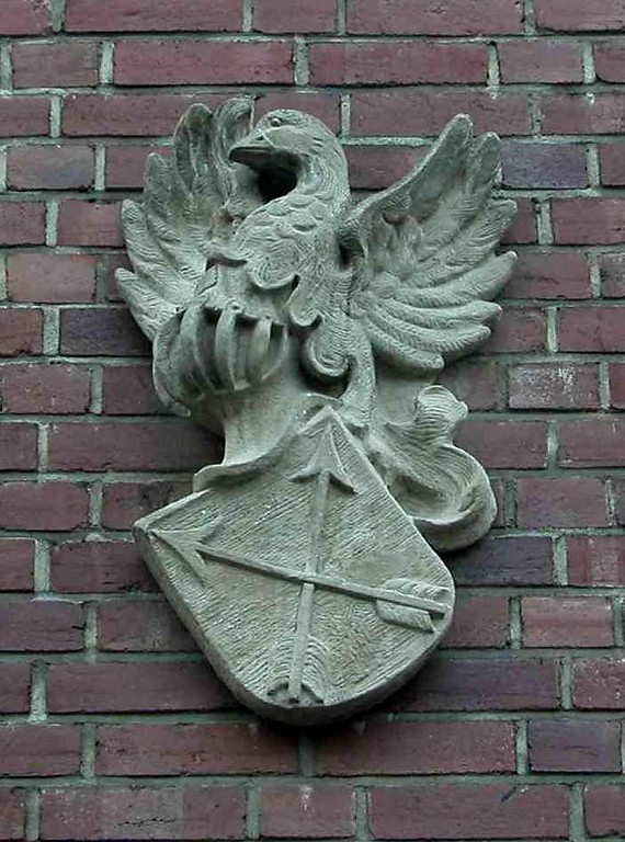 Wappen von Mauenheim an der Kirche St. Quirinus in Köln-Mauenheim (2005).