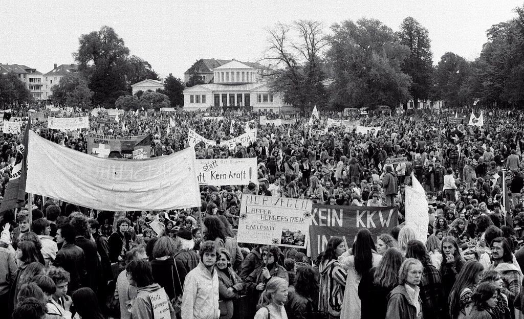 Anti-Atomkraft-Demonstration auf dem Bonner Hofgarten am 14. Oktober 1979, im Hintergrund das Akademische Kunstmuseum