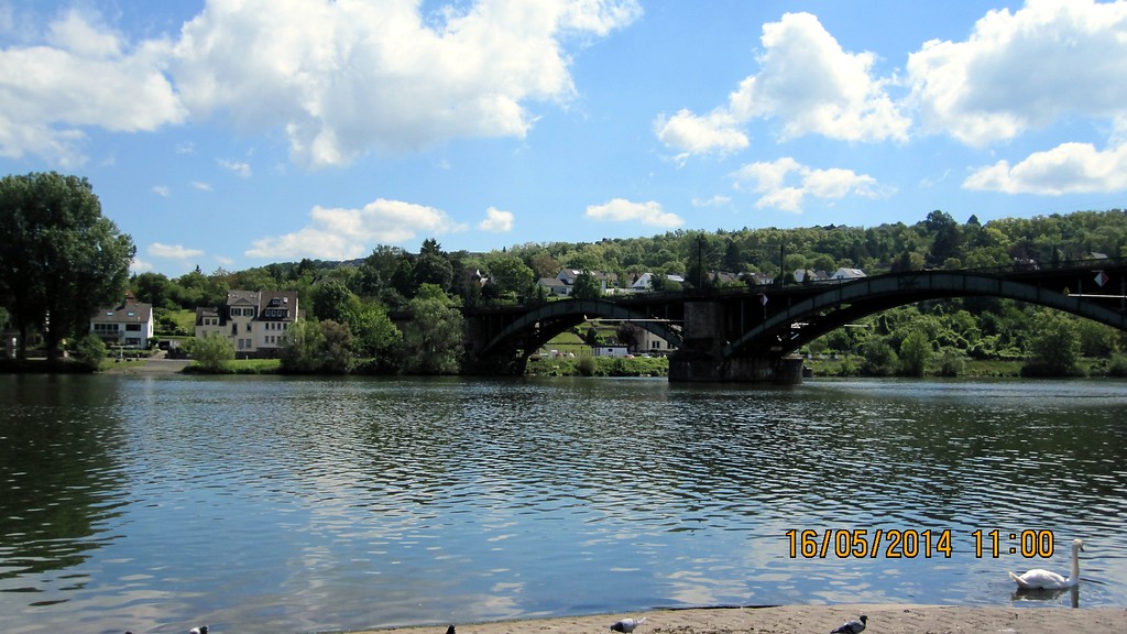 Die Eisenbahnbrücke zwischen den Stadtteilen Güls und Moselweiß in Koblenz mit Blick zur rechten Moselseite nach Moselweiß (2014).