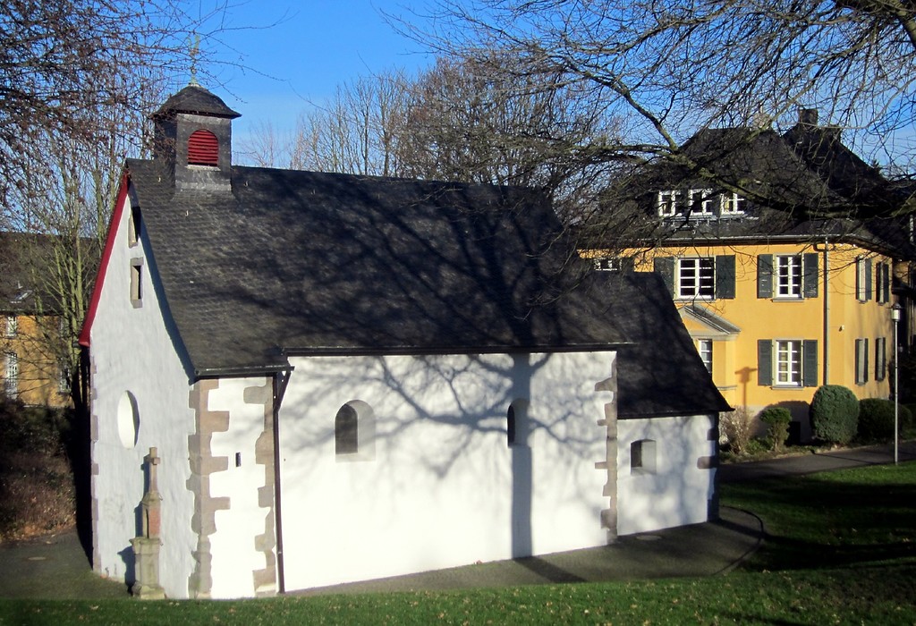 Nikolauskapelle (ehemalige Markuskapelle) in Königswinter-Heisterbacherrott aus südwestlicher Ansicht, im Hintergrund das Haus Schlesien (2014)