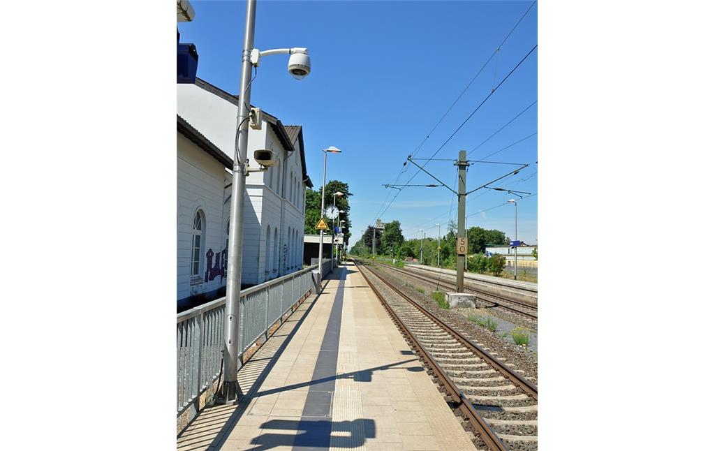 Bahnhof Dülken, Hausbahnsteig mit den Gleisen der Strecke von Viersen nach Kaldenkirchen (2017).