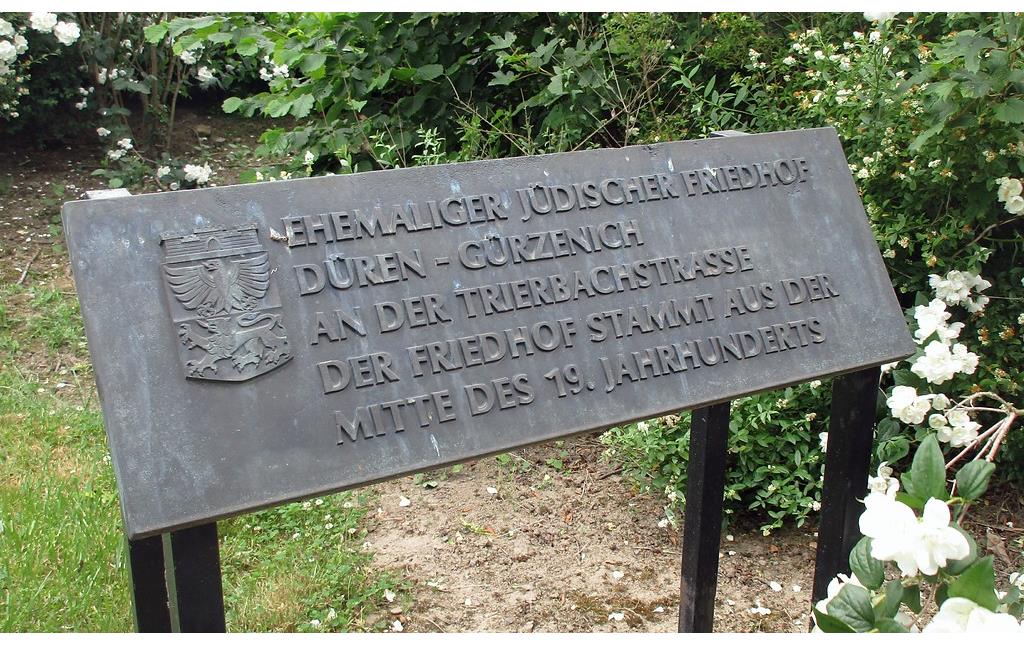 Jüdischer Friedhof in Düren-Gürzenich (2017): Bronzeplatte mit Stadtwappen und Inschrift.