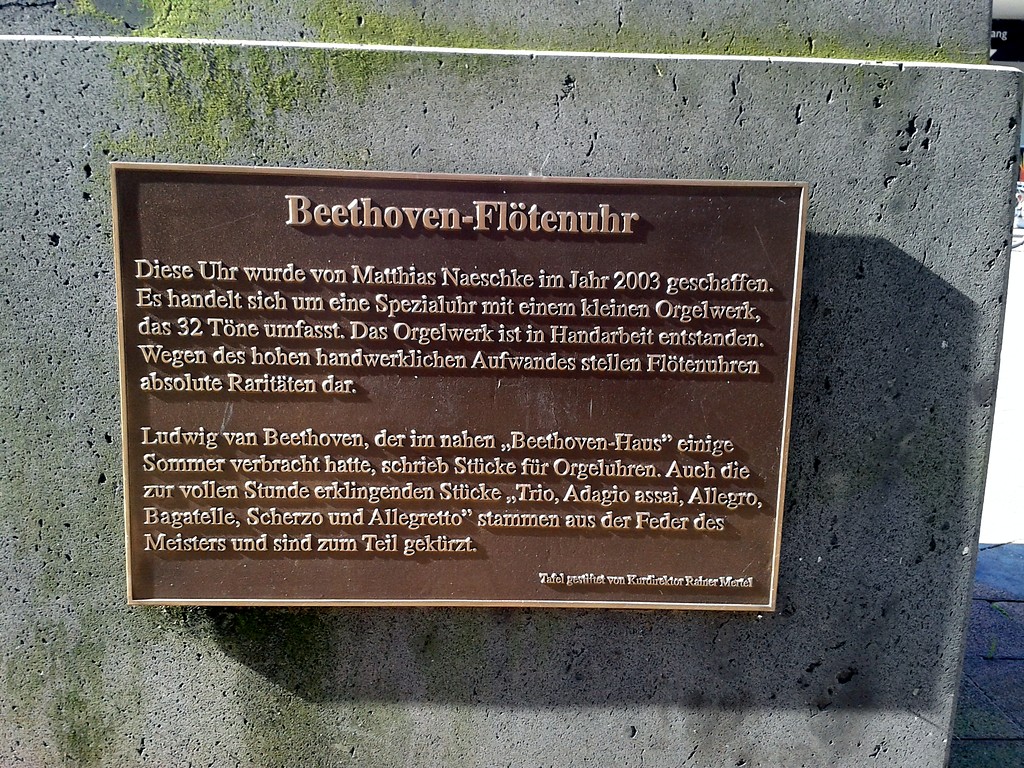 Hinweisschild am Sockel der Beethoven-Flötenuhr in Bad Neuenahr (2016).
