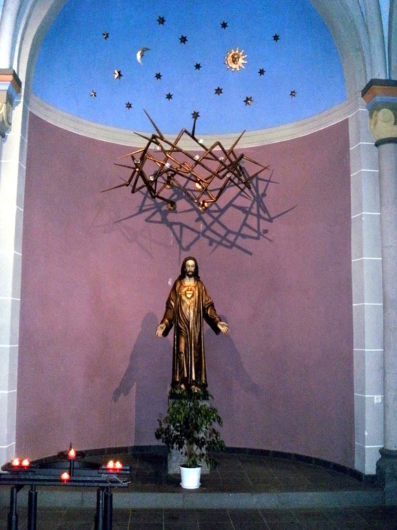 Altarnische mit Christusfigur in der Mayener Herz-Jesu-Kirche (2013).