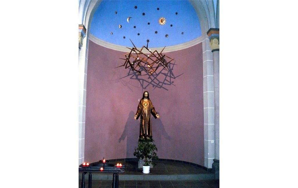 Altarnische mit Christusfigur in der Mayener Herz-Jesu-Kirche (2013).