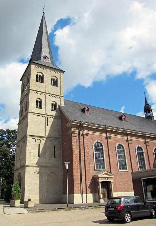 Die Südseite der Pfarrkirche Sankt Stephanus in Elsen (2014)