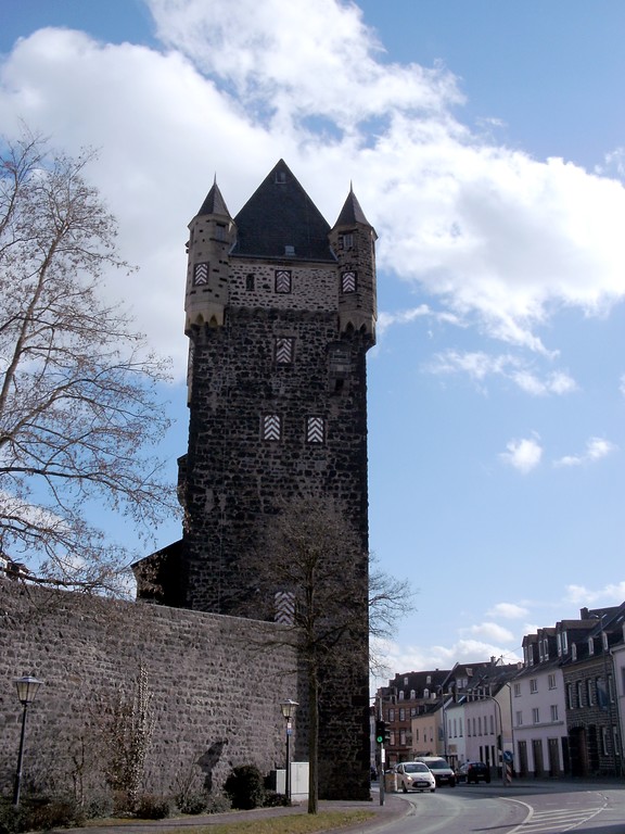 Das Mayener Obertor am Boemundring (Aufnahme 2013) gehört zu den vor allem am Boemund- und Habsburgring erhaltenen Teilen der mittelalterlichen Stadtbefestigung.