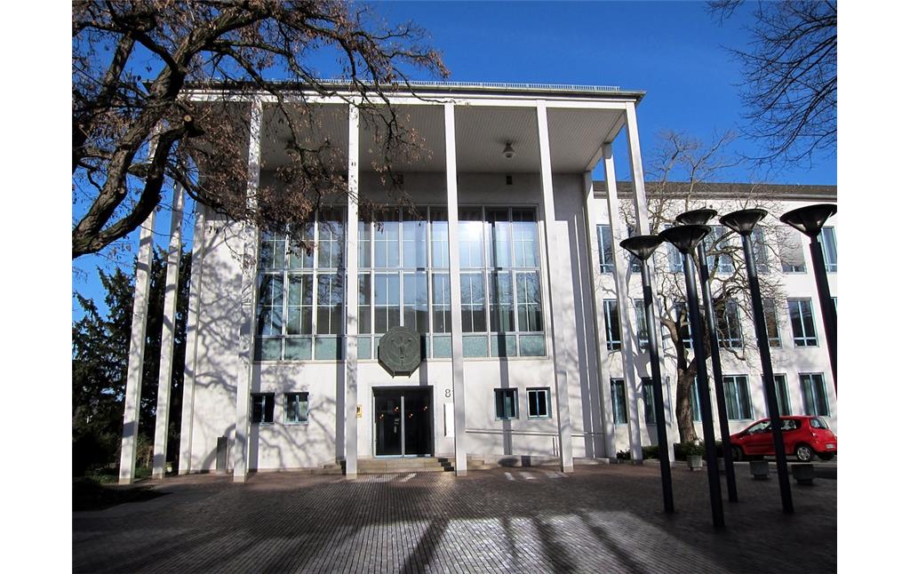 Eingangsbereich des ehemaligen Bundespostministeriums in der Adenauerallee in Bonn (2015). Seit 2000 ist in dem Gebäude der Bundesrechnungshof untergebracht.