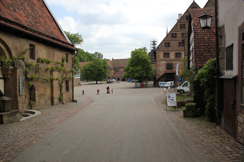 Stadtkern von Maulbronn im ehemaligen Kloster vom Tor ausgesehen (2012)