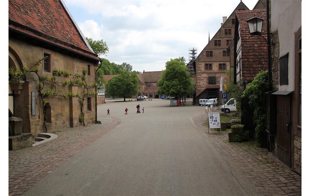 Stadtkern von Maulbronn im ehemaligen Kloster vom Tor ausgesehen (2012)