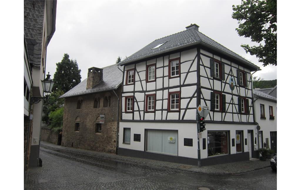Das Romanische Haus von der Straßenseite, rechts ein Fachwerkgebäude des 19. Jahrhunderts (2017)