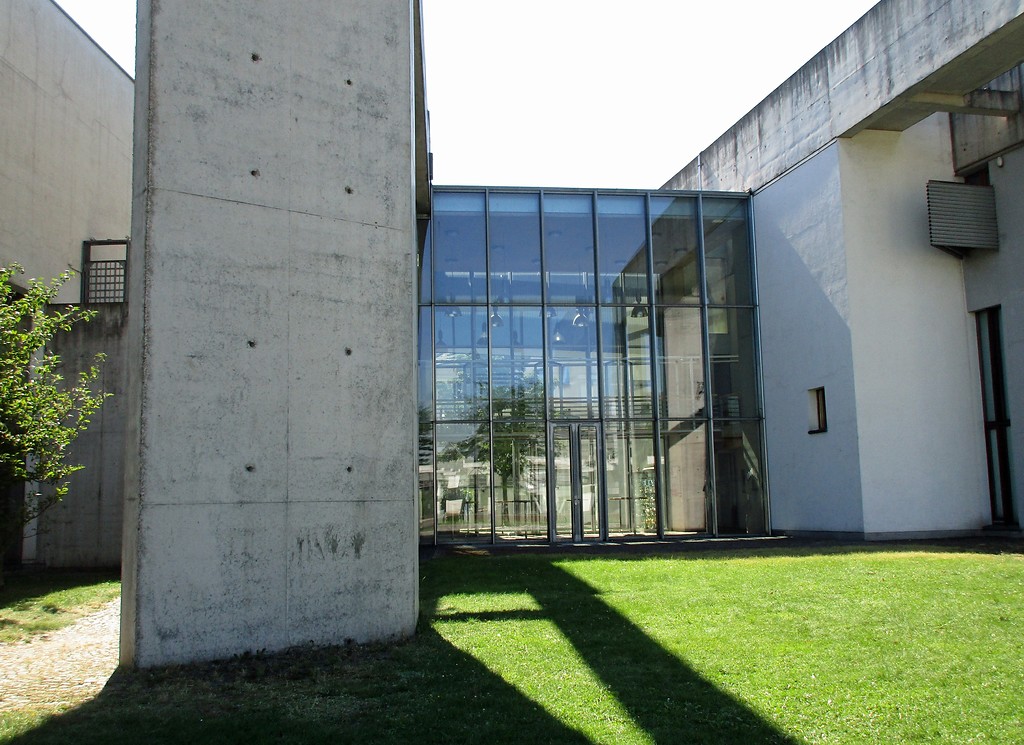 Blick auf den verglasten Zentralbau der Neuen Synagoge am Innenhafen in Duisburg (2016).