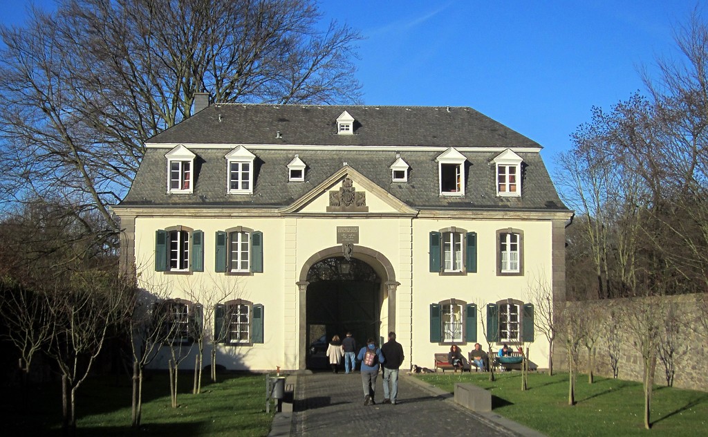Der Zugang zur ehemaligen Abtei Heisterbach und das barocke Torhaus nach der Umgestaltung im Rahmen des Regionale 2010-Projekts (2014)