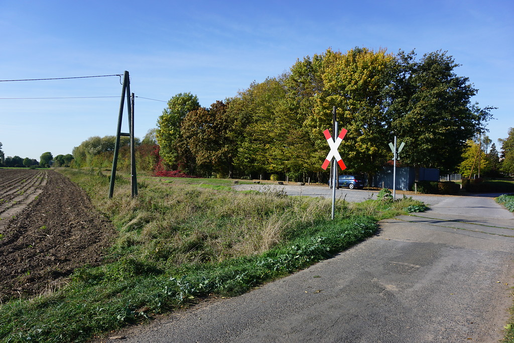 Bahnhof Menzelen-Ost, Blick auf den ehemaligen Bahnsteig, Übergang Borther Weg (2018)