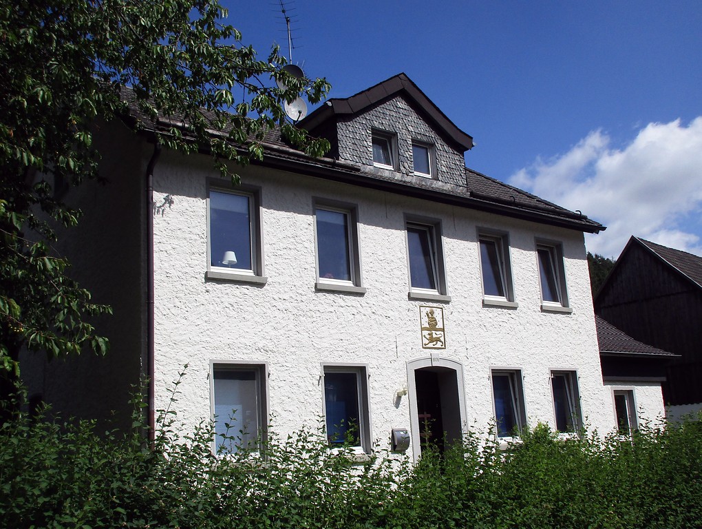 Nach dem Schlusstein über dem Eingang auf 1926 zu datierendes historisches Gebäude im Hürtgenwalder Ortsteil Simonskall (2017).