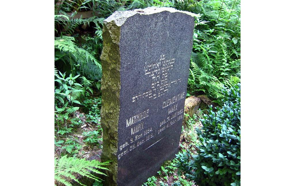 Grabstein von Mathilde und Clementine Marx aus dem Jahr 1919 auf dem jüdischen Friedhof auf der Waldlichtung Jünkern in Klotten (2015).
