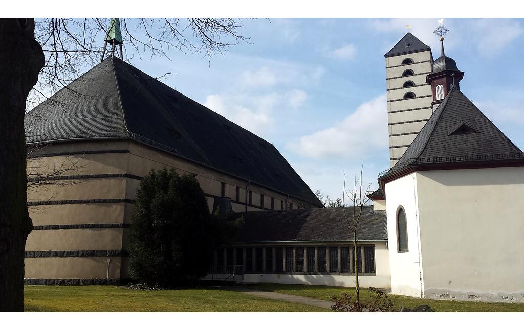 Ansicht der katholischen Pfarrkirche St. Veit in Mayen mit der nördlich von dieser stehenden Kapelle (2015).
