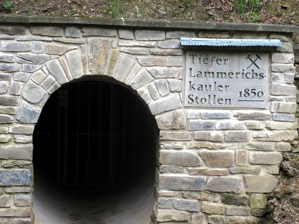 Tiefer Lammerichskauler Stollen bei Oberlahr, das Mundloch mit Name und Entstehungsjahr "1850" (2014).