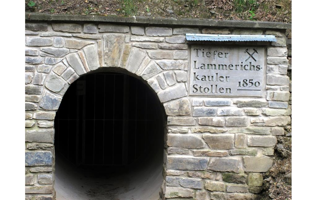Tiefer Lammerichskauler Stollen bei Oberlahr, das Mundloch mit Name und Entstehungsjahr "1850" (2014).