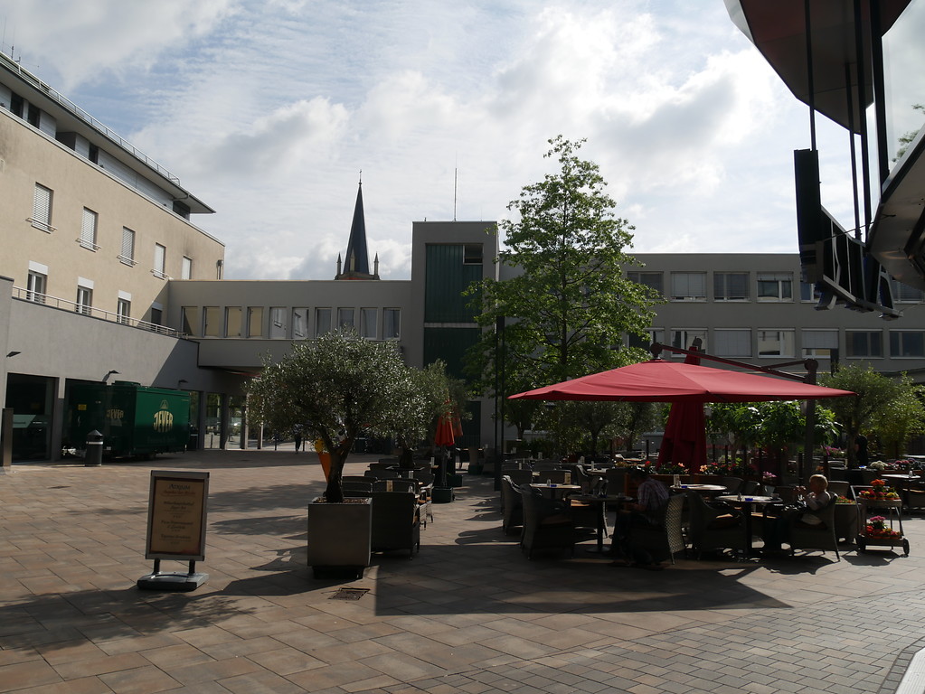 Blick vom Osteingang der ehemaligen Richthalle des Bahnausbesserungswerks Limburg auf das Hauptgebäude des Bahnhofs Limburg (2017)