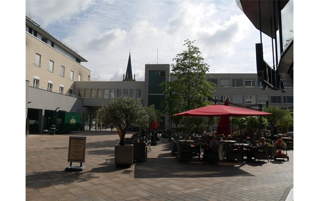 Blick vom Osteingang der ehemaligen Richthalle des Bahnausbesserungswerks Limburg auf das Hauptgebäude des Bahnhofs Limburg (2017)