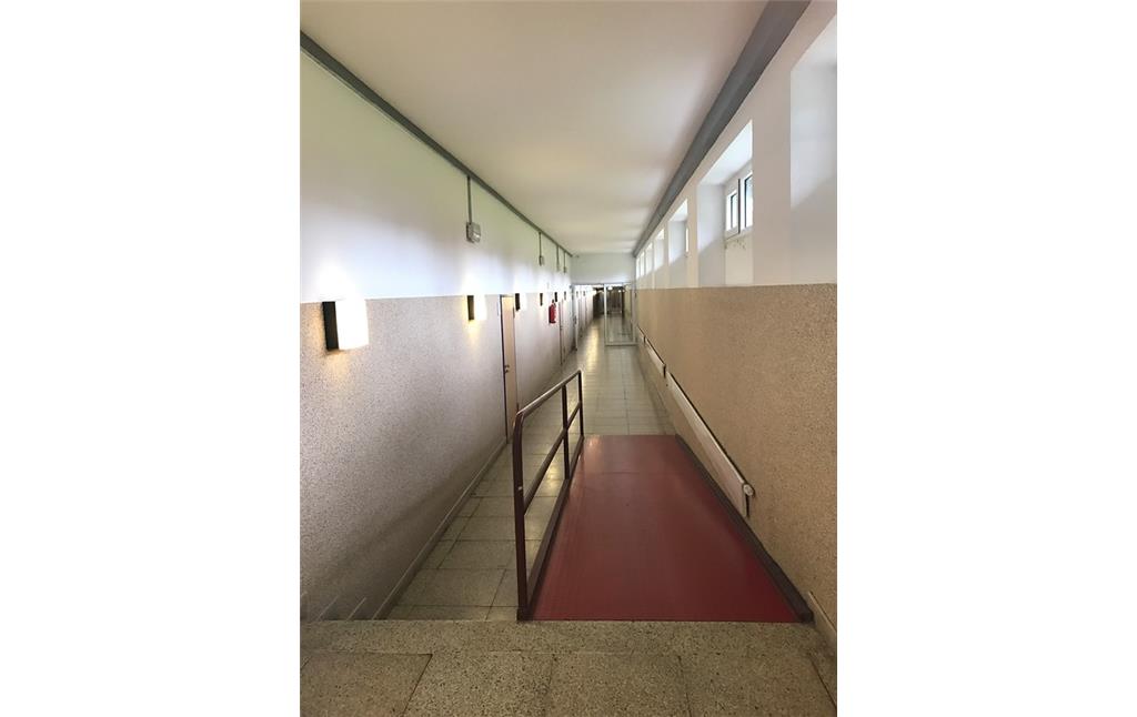 Weiterbildungskolleg Bonn, Flur im Untergeschoss zu den Räumen der Naturwissenschaften (2017)