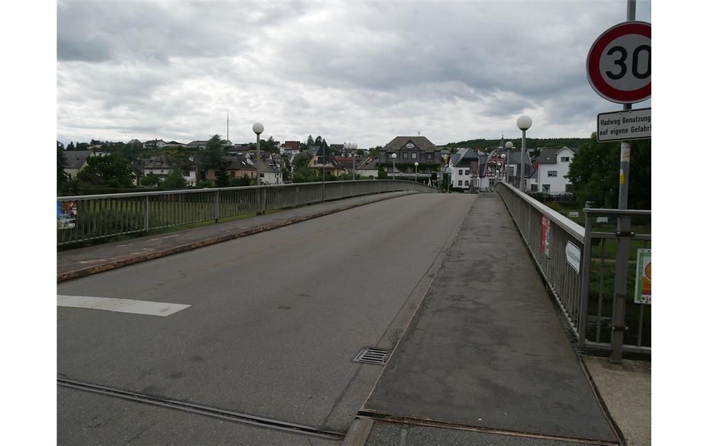 Straßenbrücke in Villmar-Aumenau, Blick von der linken Lahnseite Richtung Nordwesten (2017)