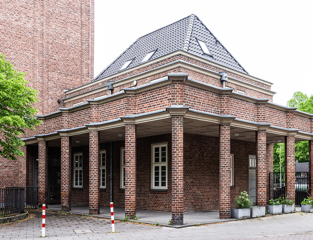 Ehemaliges Eingangs-, Verwaltungs- und Hausmeistergebäude der Theodor-Heuss-Realschule in Köln-Sülz (2021)