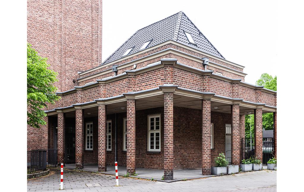 Ehemaliges Eingangs-, Verwaltungs- und Hausmeistergebäude der Theodor-Heuss-Realschule in Köln-Sülz (2021)