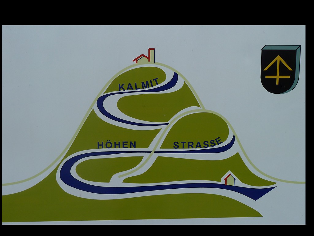 Hinweisschild zum Verlauf der Kalmitstraße in der Haardt, dem Ostrand des Pfälzerwaldes im  Landkreis Südliche Weinstraße (2015).