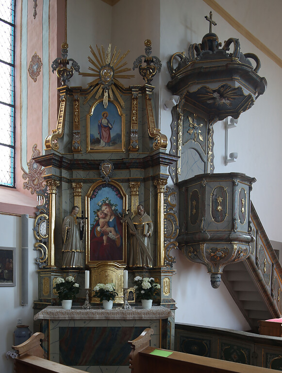 Linker Seitenaltar und Kanzel in der Kirche Mariä Himmelfahrt in Helferskirchen (2020).