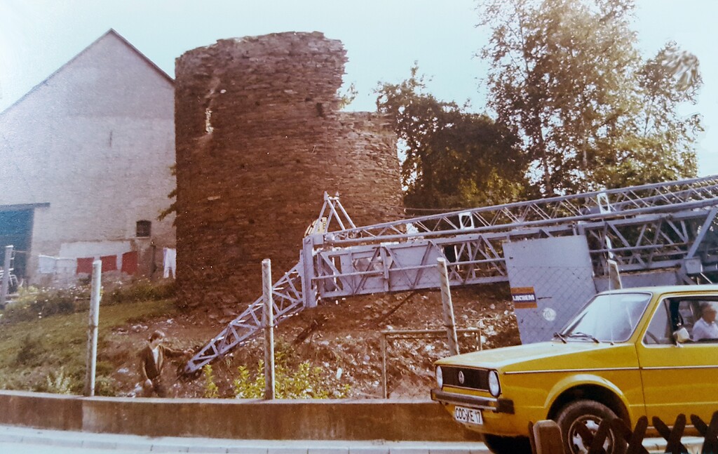 Arbeiten am "Alten Turm" der früheren Stadtbefestigung von Kaisersesch (um 1980), vermutlich im Zuge der in den Jahren 1980/81 erfolgten Renovierung des Bauwerks.