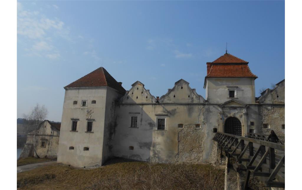 The southern facade of Svirzh Castle including the griffin (above the second window from the left) (2021)