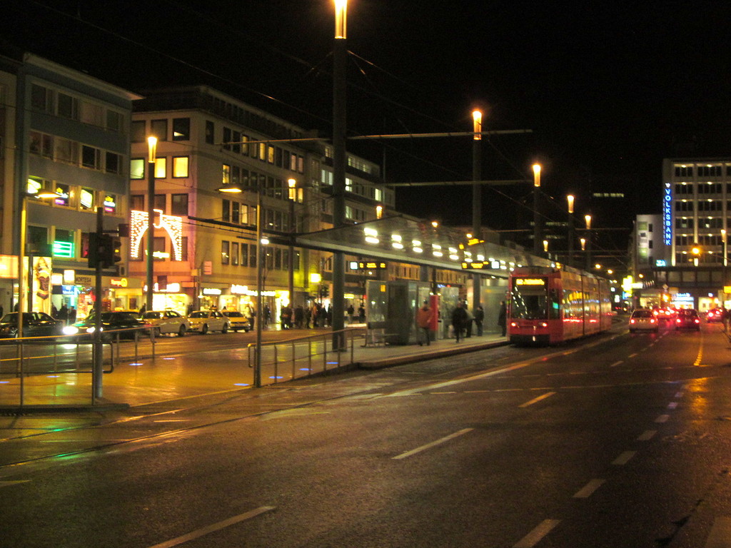 Haltestelle Bertha-von-Suttner-Platz mit Straßenbahn (2012)