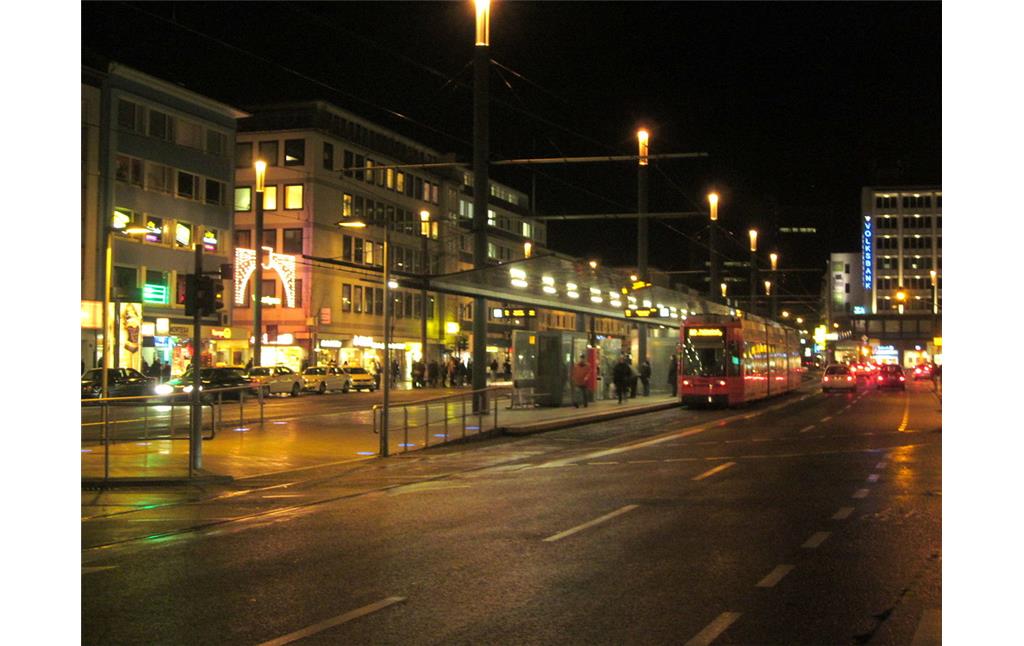 Haltestelle Bertha-von-Suttner-Platz mit Straßenbahn (2012)
