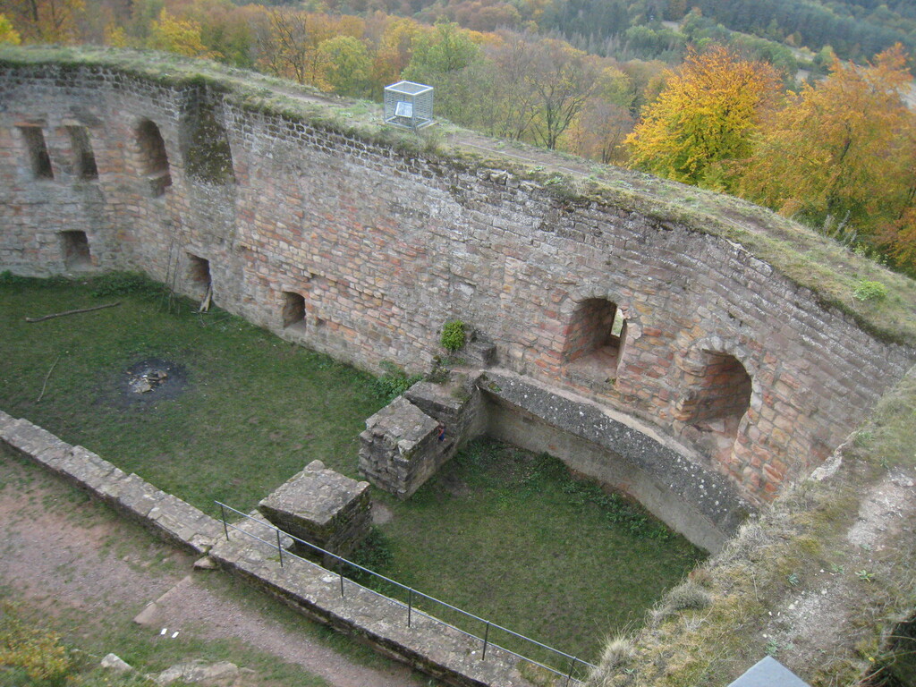 Blick von Bergfried auf die Unterburg (2020)