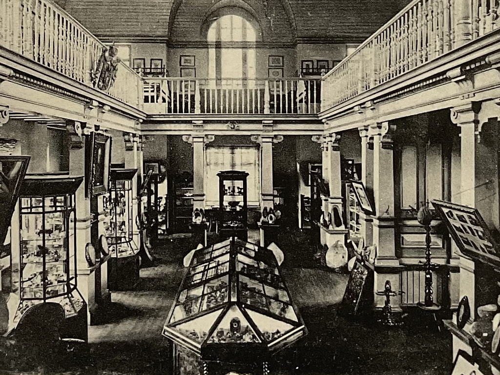 Innenansicht des Ausstellungssaales in der Gewerbehalle in Idar-Oberstein (um 1900)
