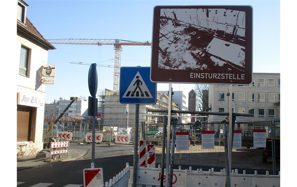 Hinweisschild "Einsturzstelle" vor dem Unglücksort des 2009 eingestürzten Historischen Archivs der Stadt Köln in der Severinstraße (2019).