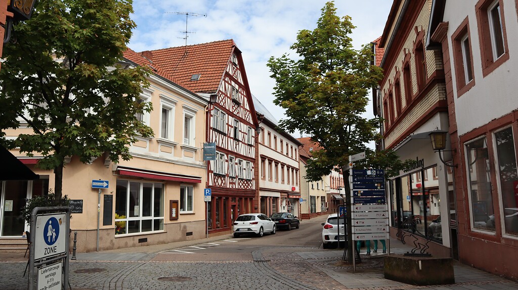 Straßenansicht der Hauptstraße, sowohl Fachwerkhäuser als auch klassizistische Putzbauten (2019).