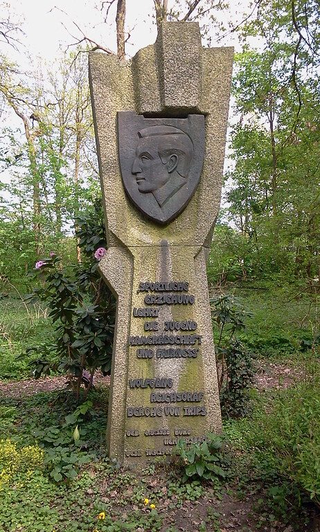 Denkmal für Wolfgang Reichsgraf Berghe von Trips nahe der "Alten Burg" im Stadtpark Horrem (2013).