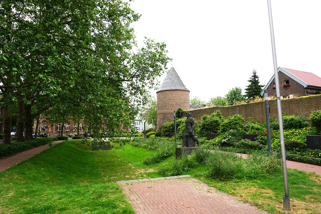 Viersen-Dülken, historischer Ortskern (2021). Gefangenenturmgarten mit Stadtmauer, Stadtgraben und Eckturm.