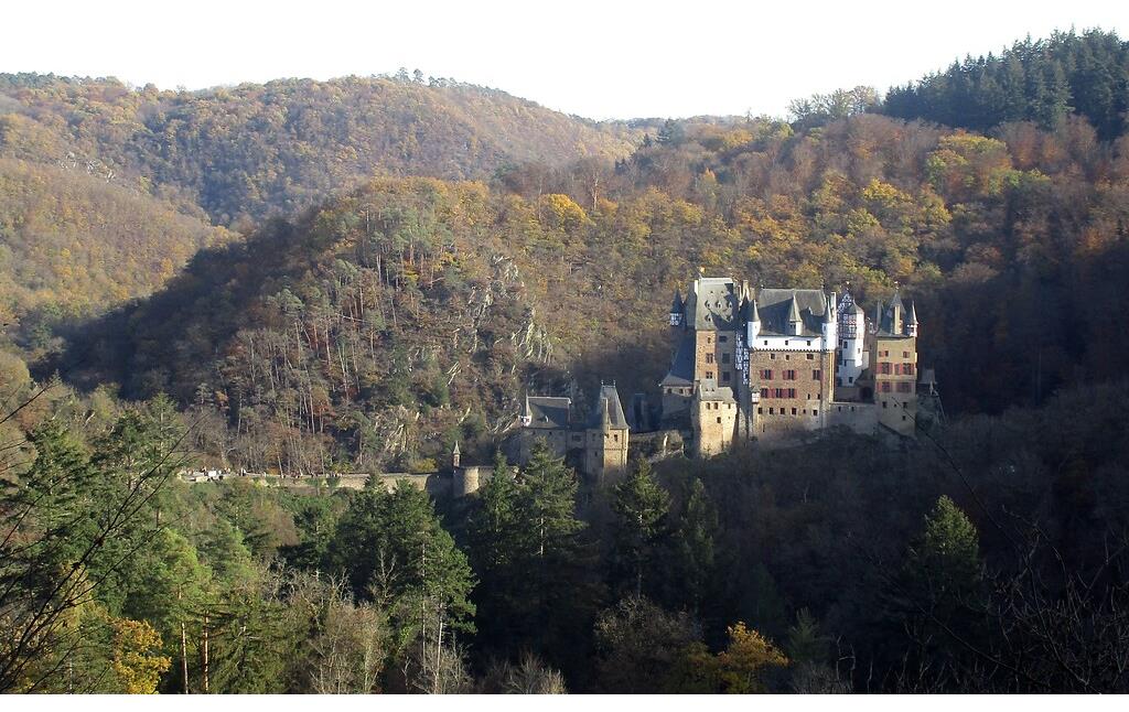 Burg Eltz oberhalb des Elzbachs (2020), Ansicht von Nordosten.