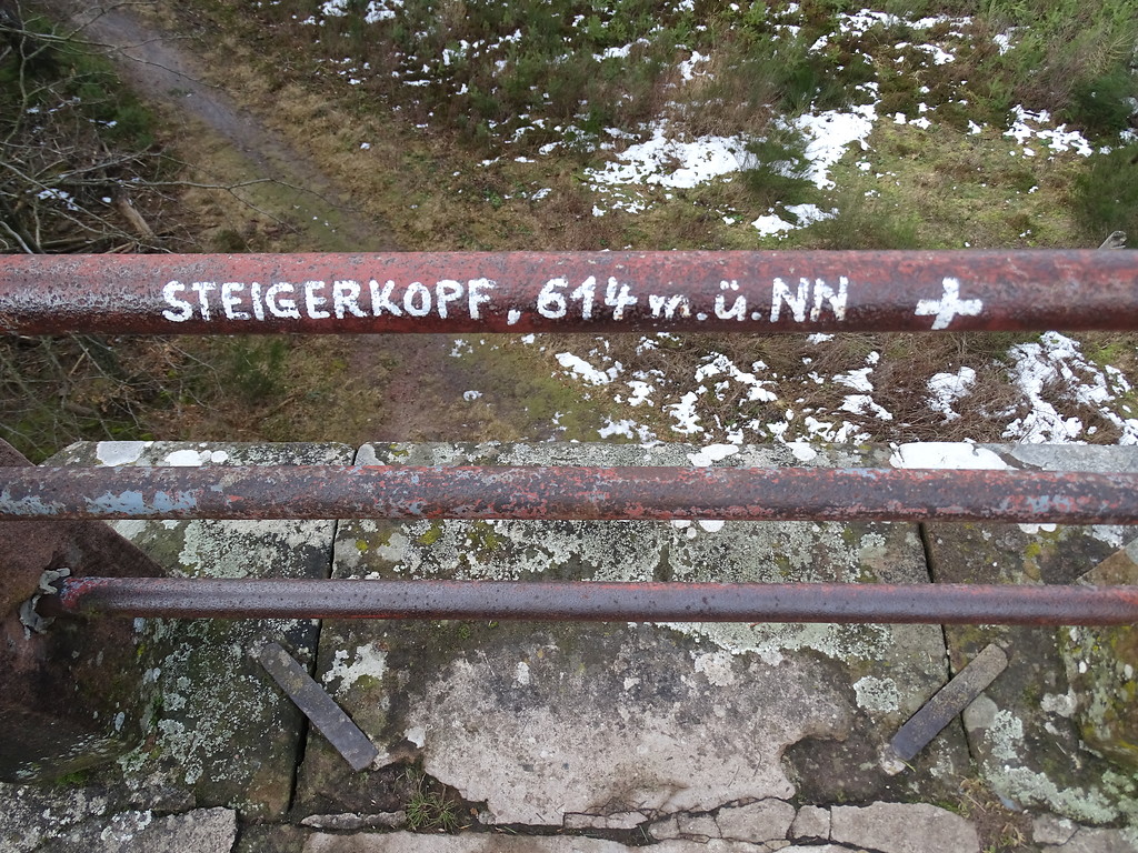 Höhenangabe "Steigerkopf, 614 m. ü. NN" auf dem Geländer des Schänzelturms (2018).