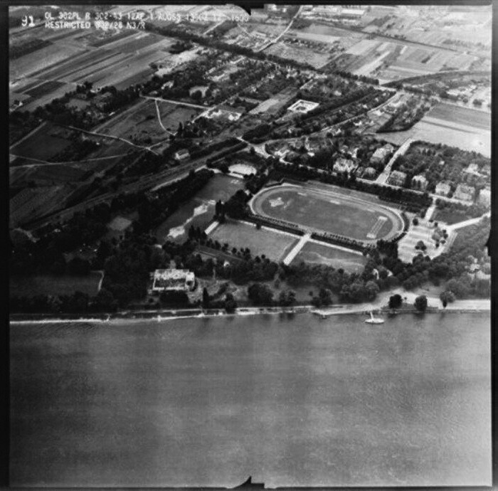 Auf den 17. August 1953 datierte Luftaufnahme des Sportparks Gronau in Bonn (Bundesarchiv, Bild 195-0644).