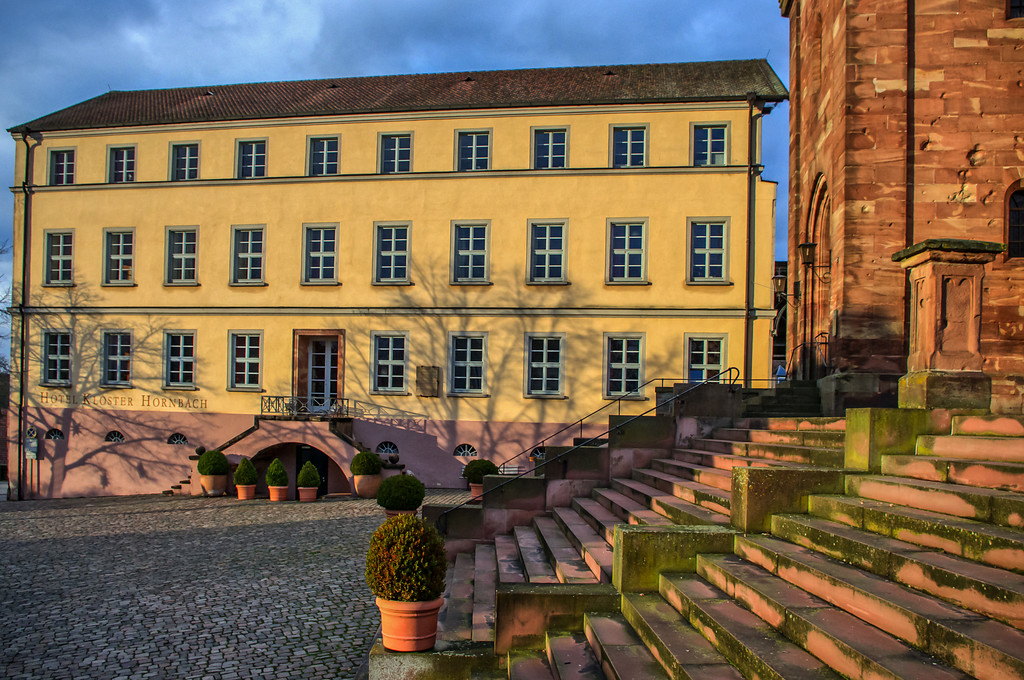 Blick auf einen Teil der heutigen Hotelanlage bei Kloster Hornbach (2015).
