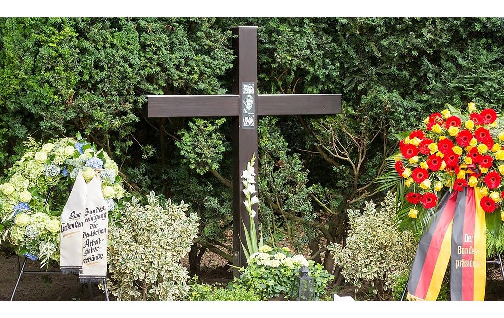 Das schlichte Holzkreuz mit Porträts der fünf Ermordeten an der Gedenkstätte zur Entführung des Arbeitgeberpräsidenten Hanns Martin Schleyer in Köln (2017).