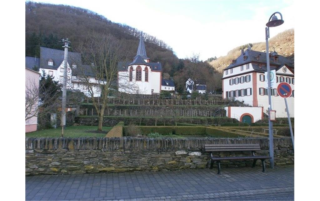 Teilansicht der Propstei Hirzenach mit dem Propsteigarten in Boppard vom Rheinufer aus gesehen (2014)
