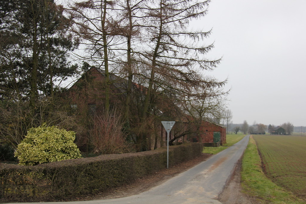 Östlicher Teil des Müserwegs in Uedem-Uedemerfeld mit Ackerflächen auf der rechten Seite des Wegs und dem Hof Müserweg 3 auf der linken Seite des Wegs (2013)